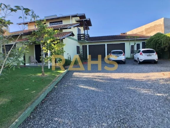 Sobrado com 2 suítes e 1 quarto, ampla área gourmet com churrasqueira e piscina, 2 vagas de garage...