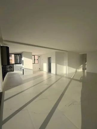 Imagem Apartamento alto padrão com 3 suítes e 3 vagas de garagem - Meia Praia | Itapema/SC