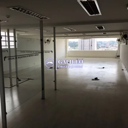 Imagem ALUGA-SE PRÉDIO COMERCIAL 1400M² 2 SALAS 4 WC 5 VAGAS NO CENTRO JUNDIAÍ/ SP