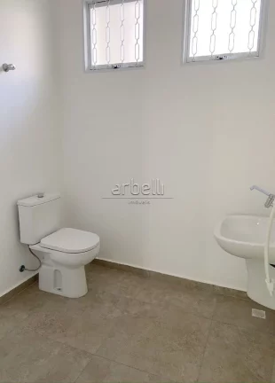 Imagem Casa comercial bem ampla com 250 M² com 5 salas, 3 lavabos, cozinha, 4 vagas de garagem, quintal e ...