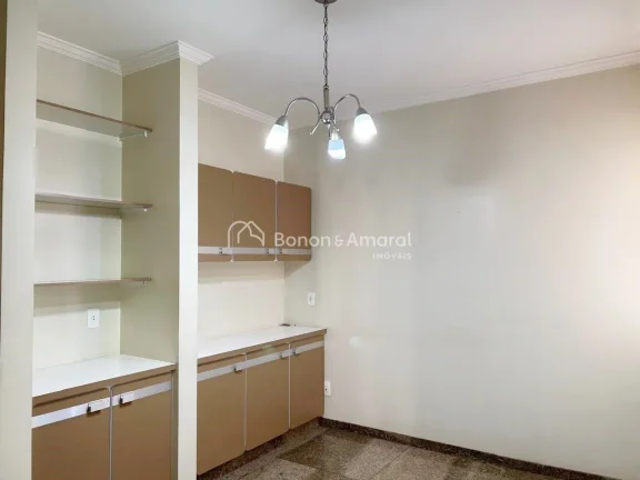 Imagem MORE NUM AMPLO APARTAMENTO DE 208m² !!!

Sala ampla para 3 ambientes, sala de almoço e sala de jan...