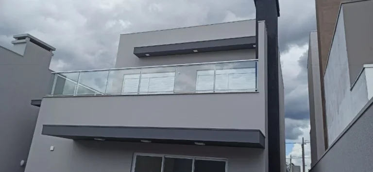 Imagem Imperdível Sobrado à Venda em Toledo-PR, Jardim La Sale II: 3 quartos, 3 suítes, 4 banheiros, 2 vagas, 200m²!