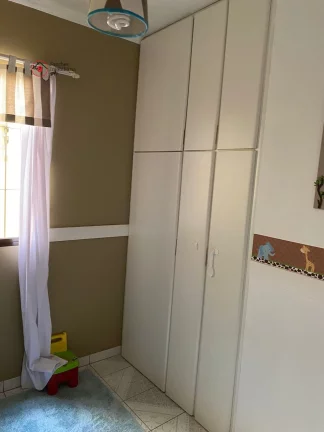 Imagem Excelente sobrado, 220 metros, 3 dormitórios, 3 vagas cobertas, portão automático, quintal com churrasqueira, rua larga e tranquila.