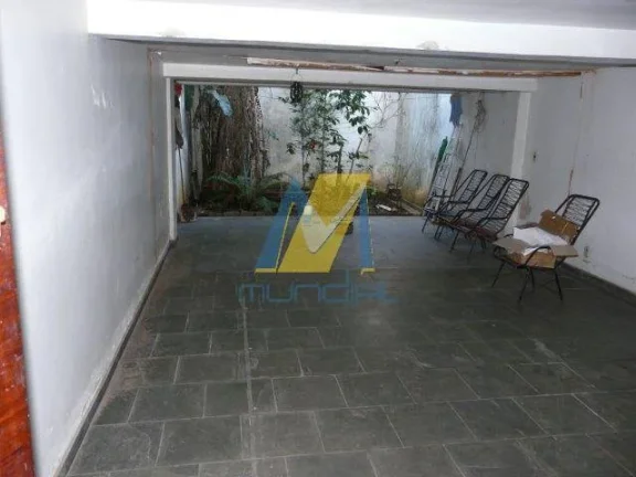 Imagem Descubra o charme atemporal deste sobrado com arquitetura clássica, perfeito para quem valoriza esp...