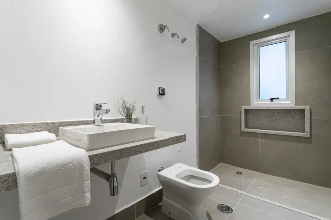 Imagem Apartamento 263M² Reformado, 4Q, 2 Suítes, 3 Banheiros, 2 Vagas, Lavabo, Academia, Piscina, Churrasqueira, Salão de Festas e Jogos, Quadra.
