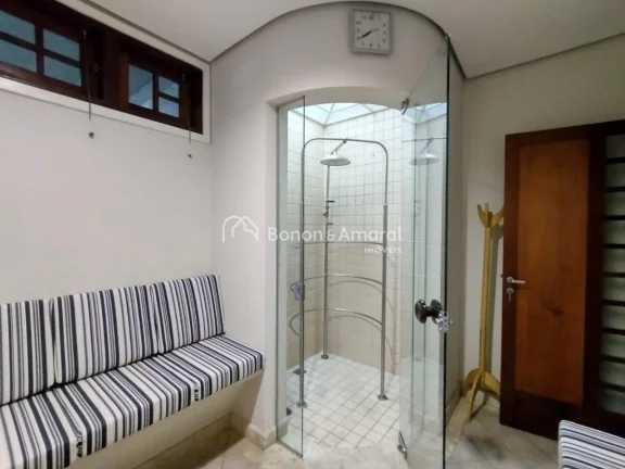 Imagem Localizado em uma das regiÃµes mais valorizadas de Campinas, este apartamento no prestigiado CondomÃ...