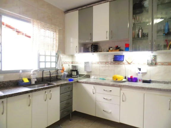 Imagem Ótima localização no bairro!
Casa muito agradável, com 3 quartos, sendo 1 suíte, com closet.
Sa...