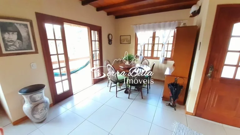 Imagem Casa com 4 dormitórios à venda, 200 m² por R$ 840.000,00 - Albuquerque - Teresópolis/RJ