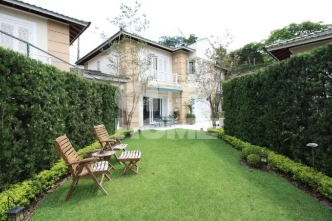 Imagem Casa espaçosa e segura, em condomínio com 07 casas! Situada em bela Praça, no ponto mais tranquil...