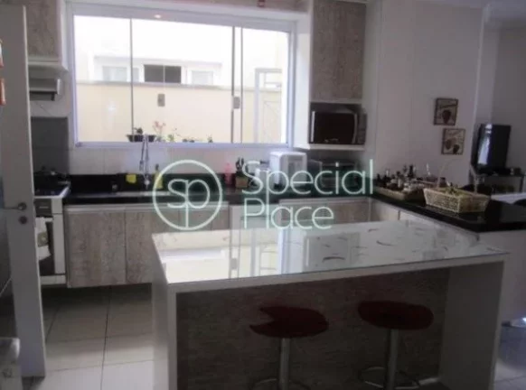 Imagem Casa em condomínio com 610m², reformadíssima, muito iluminada e clean. Amplo living para dois amb...