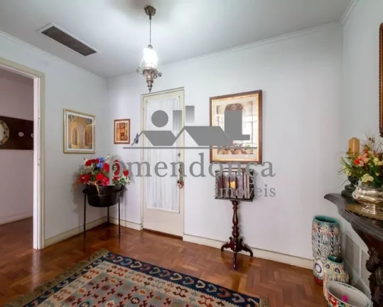 Imagem Excelente apartamento com 400m² em Higienópolis com piso de tacos, repleto de armários.