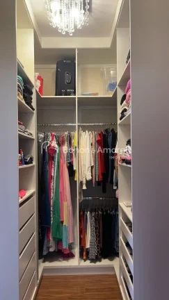 Imagem Esta casa impecável no Condomínio Fiorella em Valinhos oferece um ambiente extremamente arejado e ...