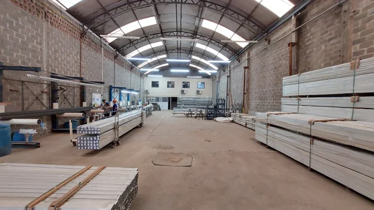 Imagem Barracão industrial 2500 m2 em Curitiba. Bairro Boqueirão