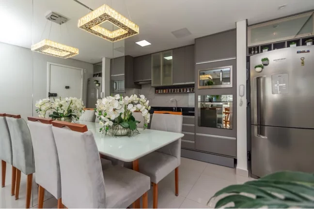 Imagem Apartamento reformado 2 Dormitórios, sendo 1 suite, sacada e vaga.
