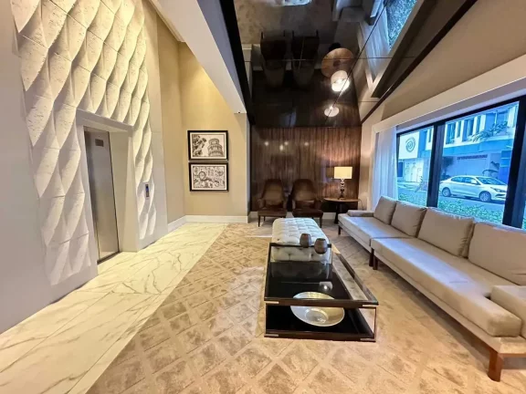 Imagem Apartamento mobiliado com 3 dormitórios sendo 3 suítes e 2 vagas de garagem em Balneário Camboriú/SC