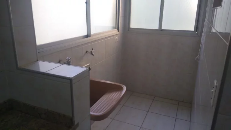 Imagem Apartamento amplo com sala dois ambientes, cozinha com armários, banheiro com box e gabinete, 3 qua...