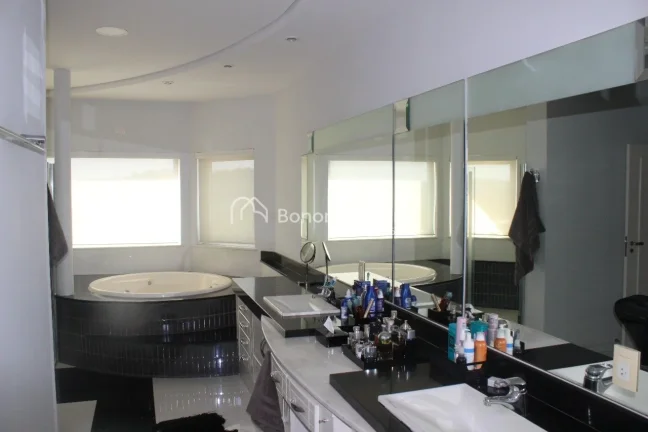 Imagem Casa em condomínio com 724 m² e 6 quartos