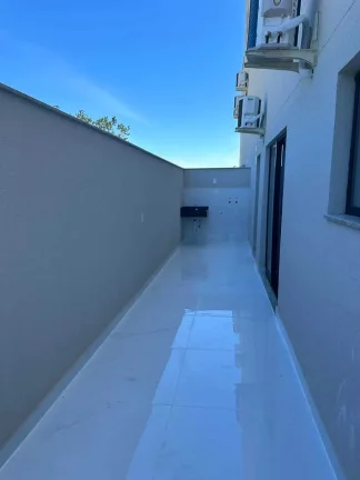Imagem Apartamento mobiliado com 2 dormitórios sendo 1 suíte e 2 vagas de garagem – Bombinhas/SC