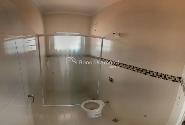 Imagem Esta casa moderna no Condomínio Mirante do Lenheiro combina arquitetura imponente, ambientes bem di...
