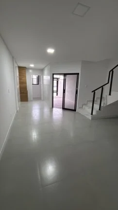 Imagem Sobrado novo com 3 dormitórios sendo 1 suíte a apenas 450 metros do mar no Bairro Itacolomi em Balneário Piçarras a venda com Adriano Carpes Imóveis.