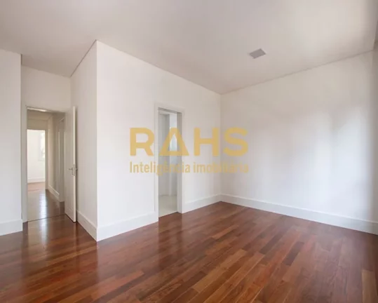 Imagem Chegou a hora de voltar às origens. O Newport resgata o melhor da construção tradicional de alto ...