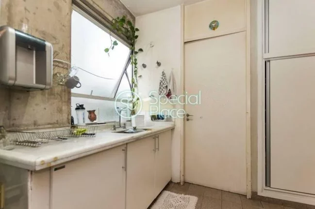 Imagem Moema Pásssaros, fora de rota. Prédio antigo com ótima planta, janelões com bastante claridade. ...