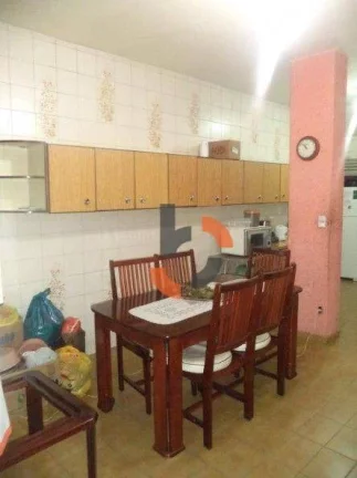 Imagem Oportunidade no Centro de NI: Casa Térrea com 2 Vagas a Pé do Calçadão
