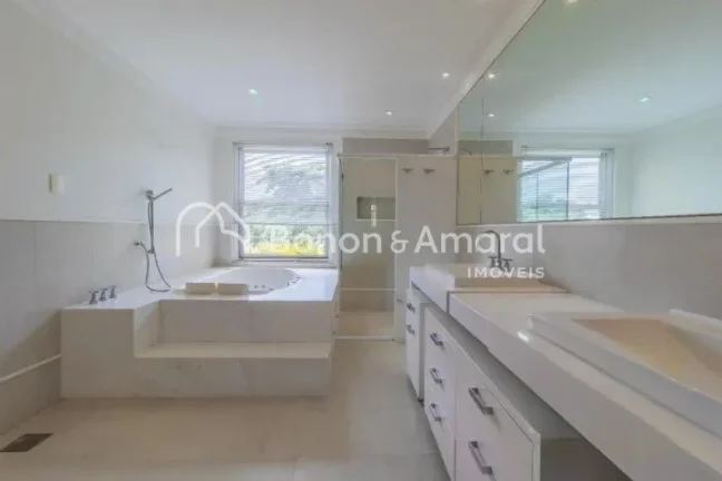 Imagem Sobrado amplo e luxuoso, com área construída de 835 m².

A residência possui no piso superior 4 ...