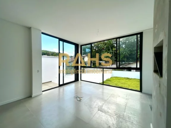 Imagem Ótimo sobrado geminado de ponta, novo, localizado no bairro Glória em Joinville, próximo a Confei...