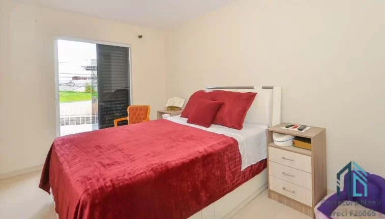 Imagem Sobrado 03 quartos c/suíte, ático, espaço nos fundos, no Tingui em Curitiba PR