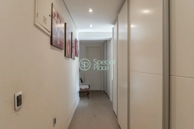 Imagem Essa casa possui cinco dormitórios, sendo quatro suítes, hall, lavabo, sala de jantar, sala de TV ...