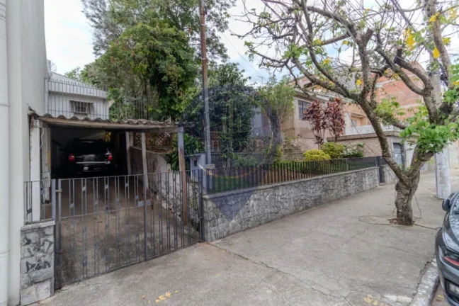 Imagem Luxuosa casa à venda no Bosque da Saúde, São Paulo-SP: 4 quartos, 2 salas, 2 banheiros, 3 vagas de garagem, 767,00 m² de área.