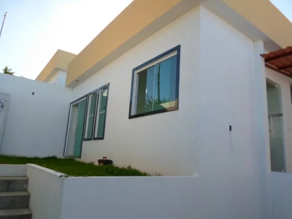 Imagem Casa Linear composta por: 2 quartos, sendo 01 suite, Sala de estar e jantar, Banheiro Social, Cozinha Americana, área de serviço, vaga de garagem; ár