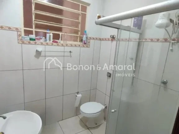 Imagem Excelente casa à venda no bairro Taquaral, a poucos minutos da Lagoa do Taquaral. A residência dis...