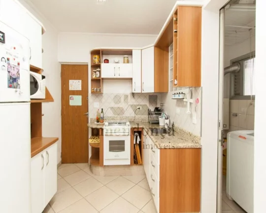 Imagem Apartamento reformado com 2 quartos ( 1 suíte c/ closet ) e 2 vagas, 90m²