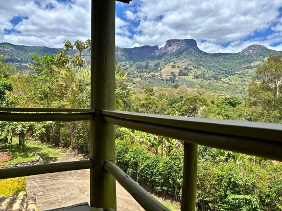 Imagem O privilégio de acordar diante da Pedra do Baú: Exclusividade e Paz