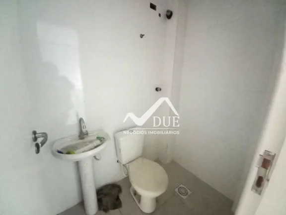 Imagem Apartamento 3 dormitórios, 2 banheiros, vaga demarcada, portaria, 100% reformado com 94m2 de áreà útil. Santos no Marapé próximo a Carvalho.