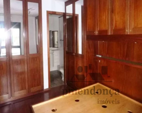 Imagem Apartamento arejado e iluminado, piso laminado, living para 02 ambientes, dormitÃ³rios ricos em armÃ...