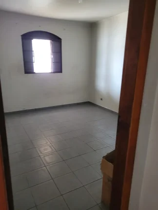 Imagem Casa em uma rua tranquila na Zona Norte - 100M² de área construída, 4 Dorms, 2 Vagas, Cozinha Ampla.