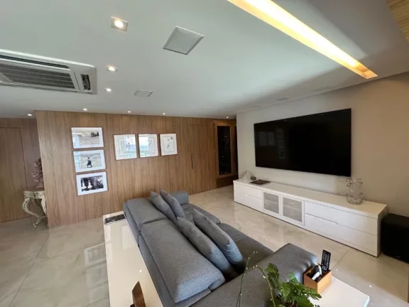 Imagem A 5ª Avenida Imóveis apresenta essa exclusiva e bem decorada unidade de 3 Suites + gabinete no CONDOMÍNIO BARRA PORTO no melhor ponto da BARRA: