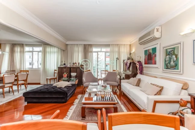 Linda cobertura triplex em rua super procurada do bairro. São 391m2 com 4 dormitórios ( 1 suíte )...