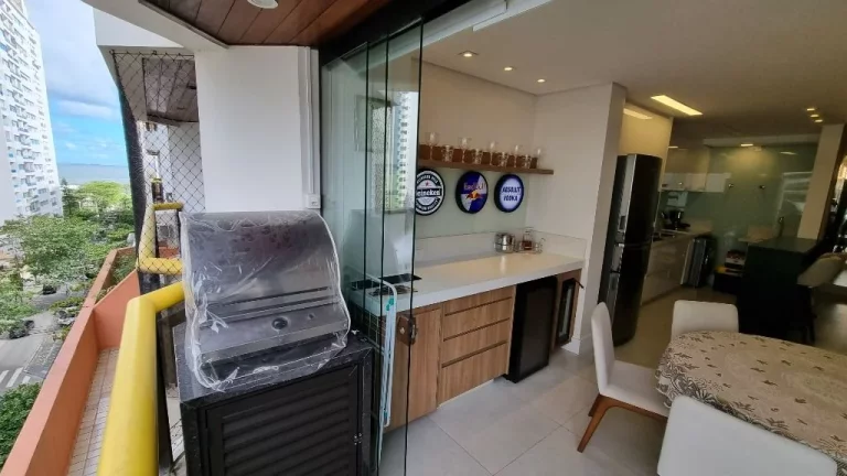 Imagem MARAVILHOSO APARTAMENTO TOTALMENTE REFORMADO, 2 VAGAS, VISTA MAR E LAZER.