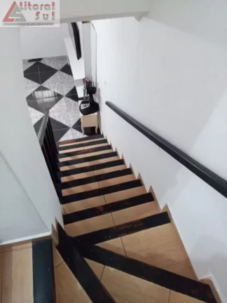 Imagem Casa à venda em Praia Grande-SP, bairro Maracanã: 2 quartos, 1 suíte, sala, 2 banheiros, 1 vaga e 75m² de área. Imperdível!