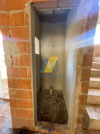 Imagem Sobrado moderno com 3 suítes, 4 vagas e quintal para lazer exclusivo