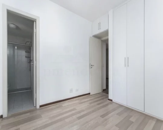 Imagem Apartamento com living para 02 ambientes, piso de tacos, 03 dormitórios, armários embutidos, banhe...