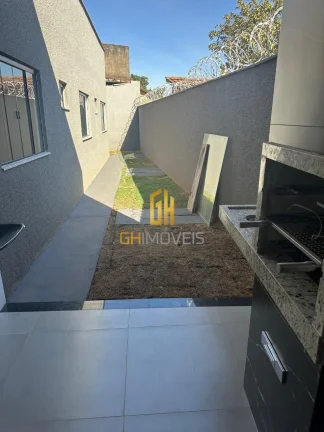 Imagem A casa possui 

- 3 quartos sendo 1 suíte 
- Sala 
- Cozinha 
- Banheiro social 
- Área Gurmet 
- ...