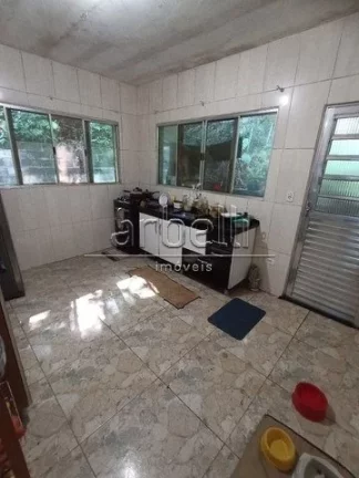 Imagem Sitio com duas casas, a primeira casa de tijolinho tem janelas de alumínio, churrasqueira, varanda ...