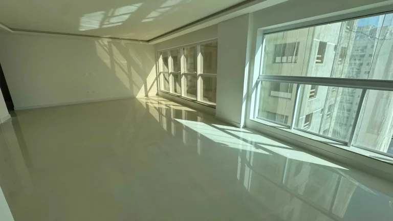 Imagem Apartamento com 4 suítes e 2 vagas de garagem no Centro em Itapema/SC