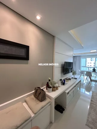 Imagem Apartamento á venda mobiliado e decorado, com 3 dormitórios e 2 vagas de garagem no centro de Balneário Camboriu
