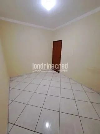 Imagem Casa de Esquina no Conjunto Alexandre Urbanas, Zona Leste de Londrina: 3 quartos, suíte, garagem para 2 carros e excelente localização próxima a comércios!